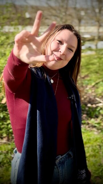 🔴 Eva Corbeau-Alligné, 19 ans, vit à Asnières-lès-Bourges et est étudiante. Elle me fait l’honneur de figurer sur notre liste et de s’engager dans cette campagne.
Comme beaucoup de jeunes Berruyères et Berruyers, elle porte une attente forte : une ville plus dynamique, plus attractive et tournée vers l’avenir, où la jeunesse peut étudier, travailler, s’engager et construire sa vie.
Son engagement à nos côtés montre que la jeunesse berruyère veut prendre sa place et participer aux décisions qui concernent l’avenir de notre ville. Je suis fier de pouvoir compter sur elle dans cette aventure collective.
👉 Comme Eva, dimanche, votez pour la liste
« Bouger Bourges, avec Ugo Iannuzzi », votez 3️⃣ !
#BougerBourges 🇫🇷