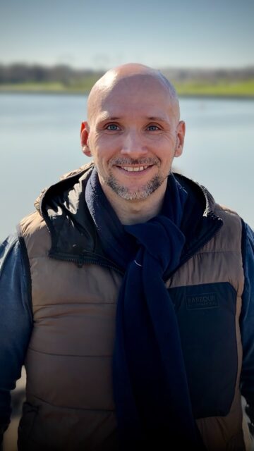 🔴 Rémi Vignais, 43 ans, fonctionnaire, me fait l’honneur de figurer sur notre liste et de prendre toute sa part dans cette aventure collective.
Habitant du Clos Jacques-Cœur, il connaît bien les difficultés que rencontrent certains quartiers de Bourges : incivilités, propreté, ramassage des déchets insuffisant, autant de sujets sur lesquels les habitants attendent des réponses concrètes.
Son engagement à nos côtés traduit une volonté simple : faire entendre la voix des habitants et améliorer le quotidien dans nos quartiers.
À Bourges, chaque quartier doit être respecté et entretenu. Propreté, tranquillité publique et qualité du cadre de vie ne doivent pas être des promesses, mais des réalités.
Je suis fier de pouvoir compter sur Rémi Vignais dans cette campagne et heureux de l’avoir à mes côtés pour porter ce message.
#BougerBourges