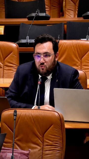 ❌ « À Bourges, nous ne pouvons pas faire confiance à ceux qui, à Paris, sont responsables du désordre national. »
Au conseil municipal, j’ai rappelé une chose simple : l’insécurité que vivent les Berruyers n’est pas tombée du ciel.
Elle est le résultat de dix ans de renoncements sous Emmanuel Macron et ses soutiens : autorité affaiblie, justice illisible, forces de l’ordre épuisées, immigration incontrôlée, services publics abandonnés.
Ceux qui ont accompagné cette faillite nationale voudraient aujourd’hui se présenter, localement comme nationalement, comme une solution.
Mais on ne répare pas le désordre avec ceux qui l’ont causé. À Bourges comme partout en France, il faut une vraie rupture.