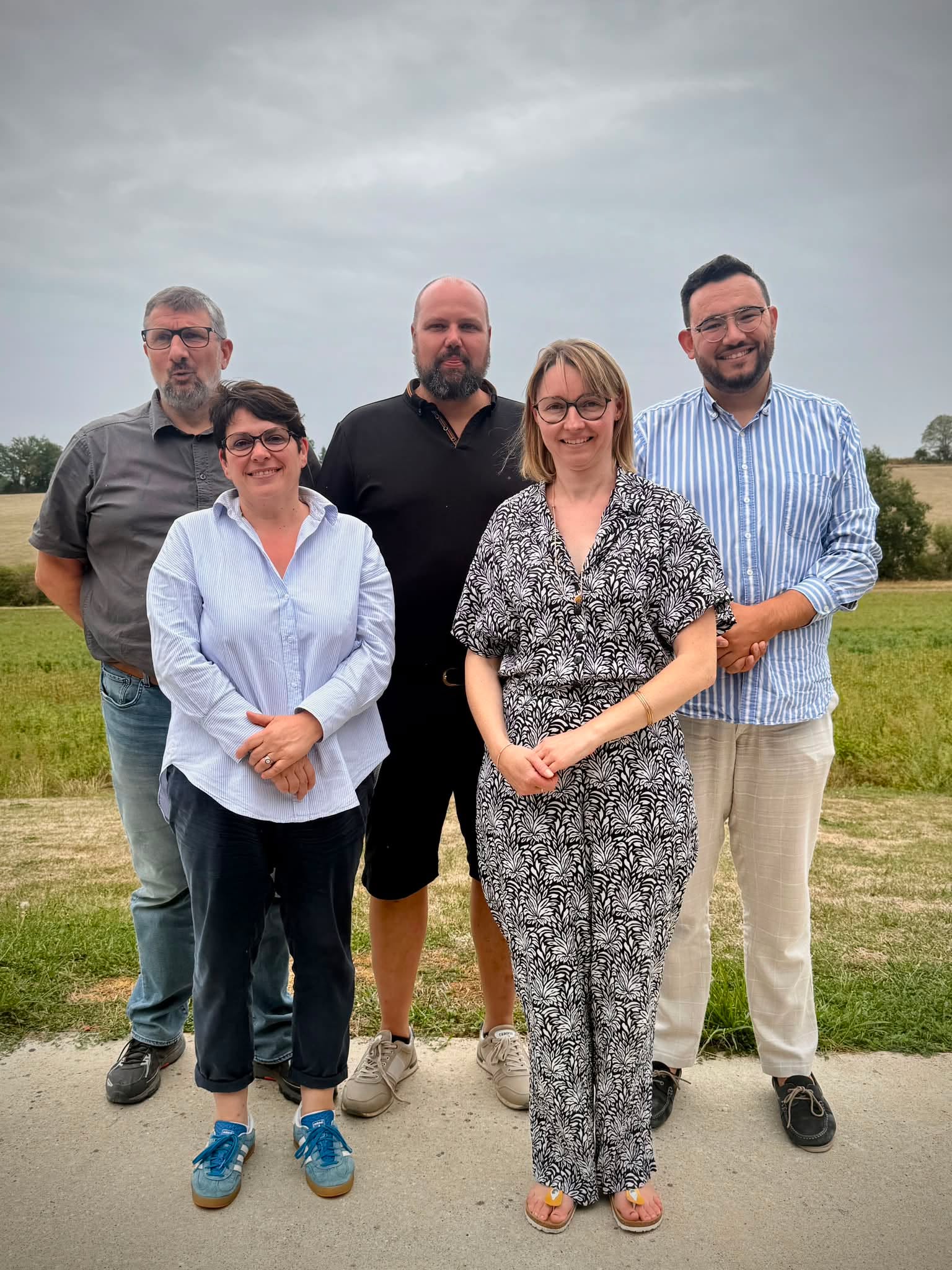 🚜 À Neuilly-en-Sancerre, j’ai été auditionné par plusieurs agriculteurs du Cher, parmi lesquels James Duclos, président de la Coordination Rurale du Cher, Régis Berrouet, vice-président de la Chambre d’agriculture du Cher et membre de la direction nationale de la CR, Karine Berrouet et Céline Bailly.

Les nombreuses échéances électorales de 2026 et 2027, des sénatoriales de septembre auxquelles je suis candidat jusqu’à l’élection présidentielle, doivent aussi être l’occasion de confronter nos projets et de défendre nos programmes.

Je salue donc pleinement cette initiative démocratique et républicaine.

Merci à eux pour leur accueil et pour ces échanges nourris sur les zones intermédiaires, la PAC et, plus largement, le modèle agricole que nous voulons pour la France demain.

Avec Marine Le Pen et Jordan Bardella, nous refusons de nous résigner à la disparition de la ferme France, résultat de décennies de politiques européistes, de surréglementation et de stigmatisation de ceux qui nous nourrissent.

Le Rassemblement National est aux côtés de nos agriculteurs, en France comme dans le Cher. Et nous comptons bien le faire savoir lors des prochaines échéances ! 🇫🇷